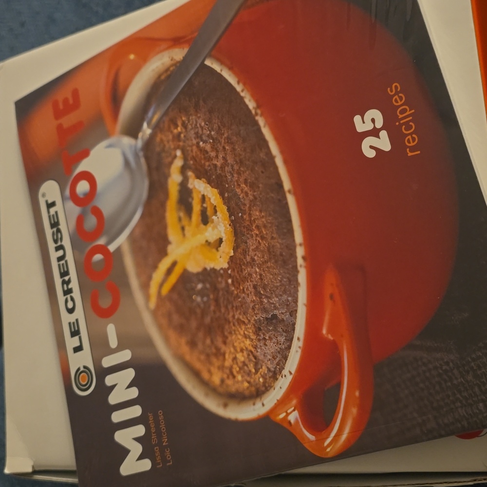 Le Creuset Signature 8 oz. Petite Cocottes with Cookbook,Set of 4,Retail $143.95 - Picture 6 of 10